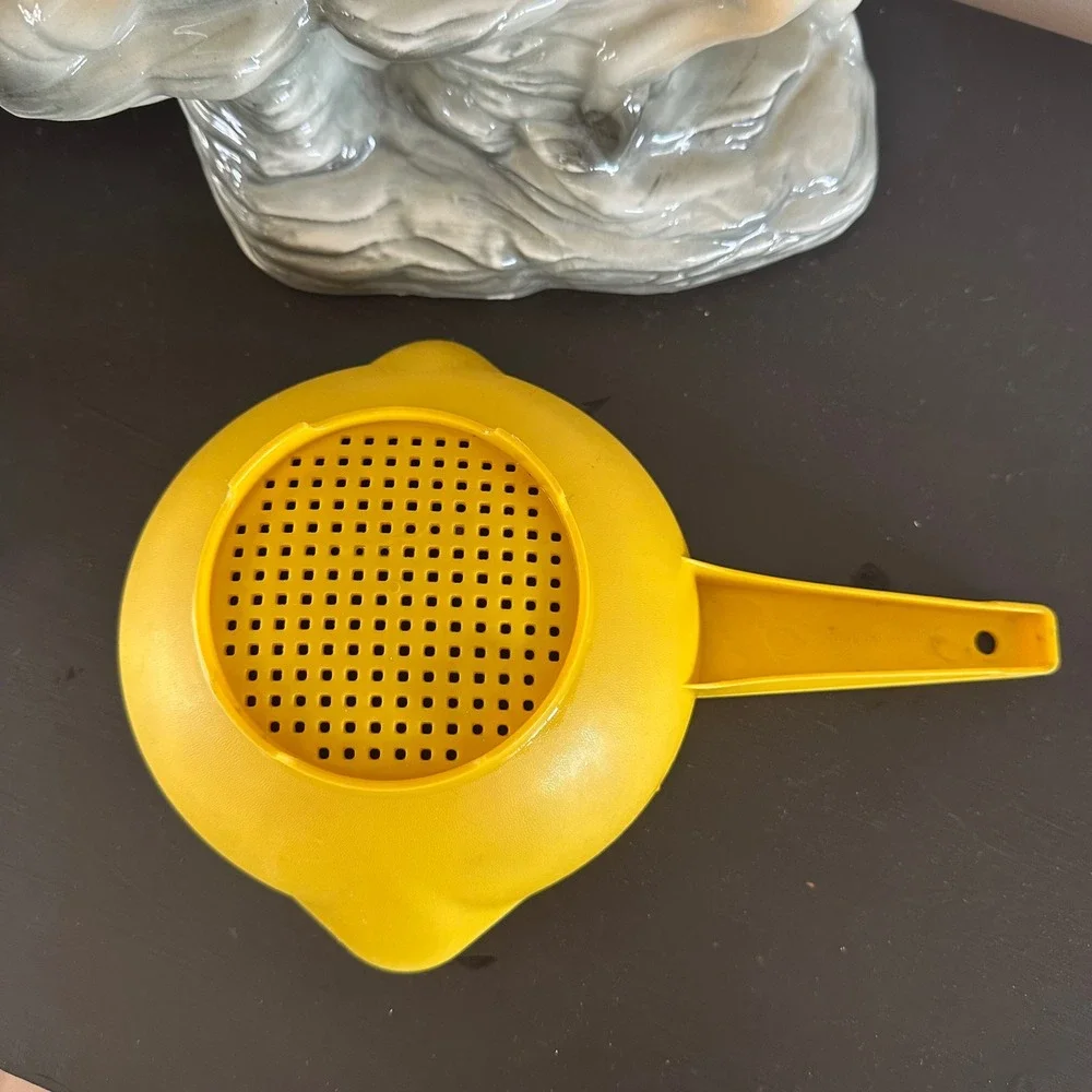 Vintage Tupperware Yellow Handheld Colander Strainer 2 Cup 1522 Spouts Handle